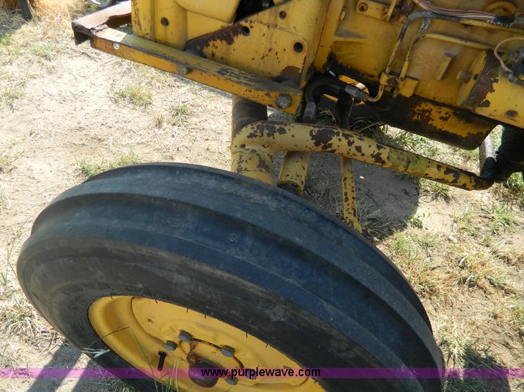 image for item G7958 1964 International 2424 tractor