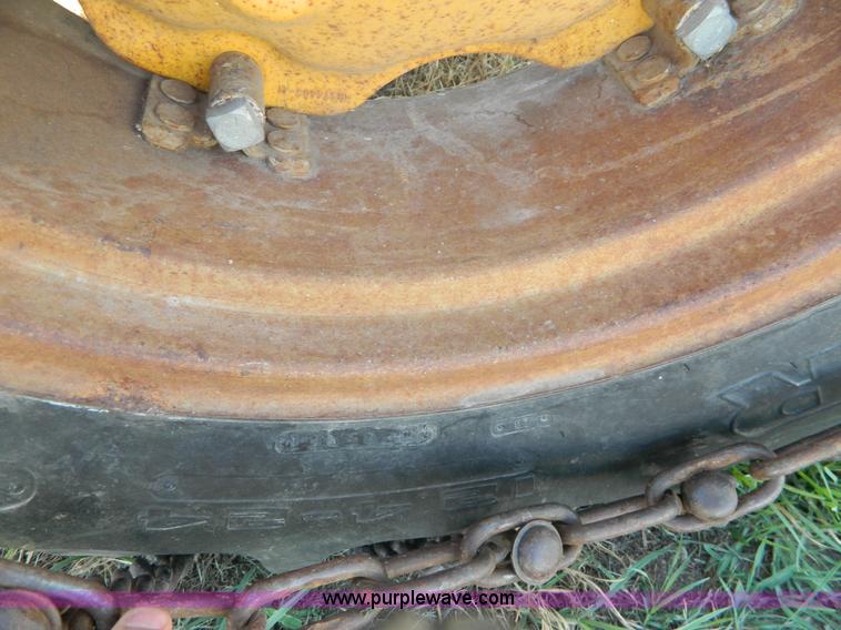 image for item G7958 1964 International 2424 tractor