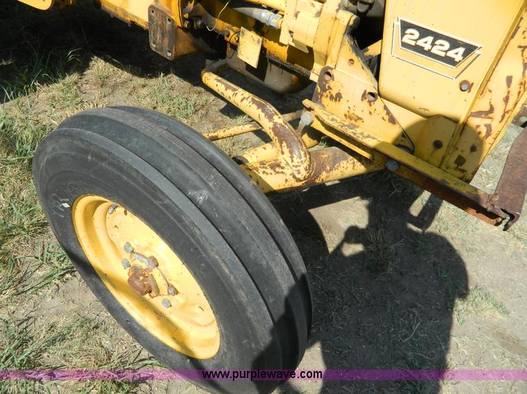 image for item G7958 1964 International 2424 tractor