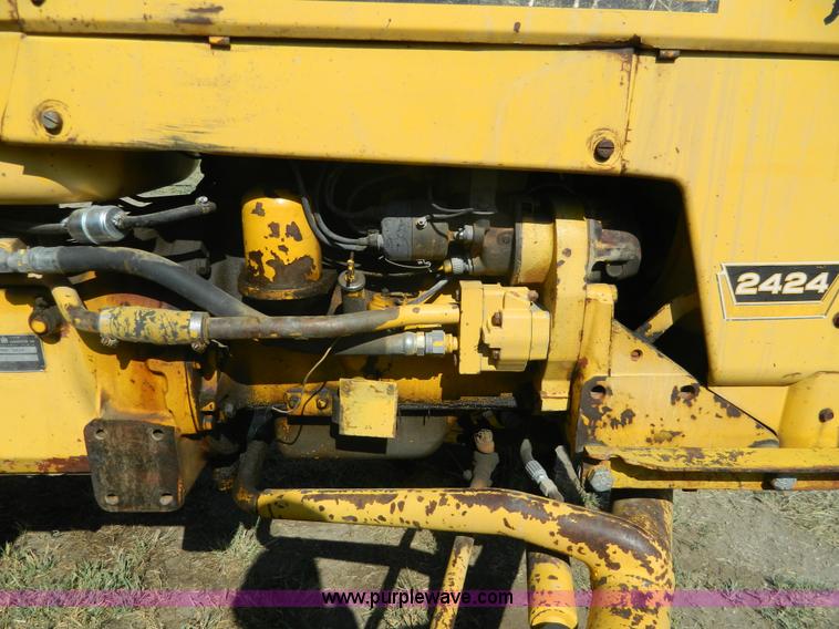 image for item G7958 1964 International 2424 tractor