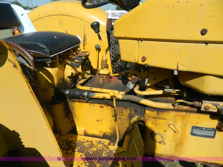 image for item G7958 1964 International 2424 tractor