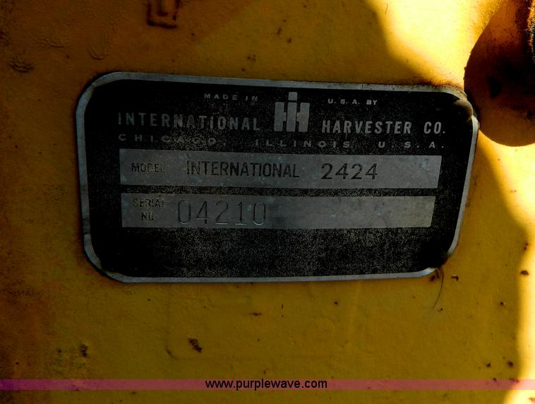 image for item G7958 1964 International 2424 tractor