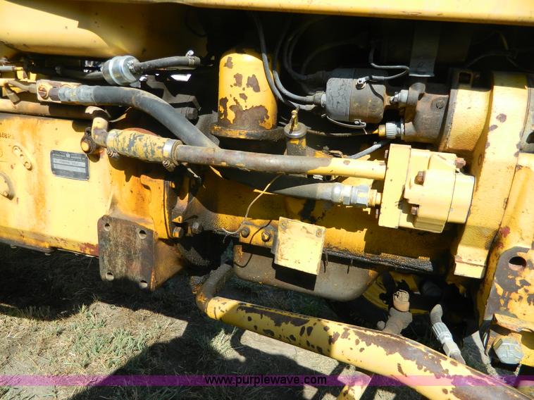 image for item G7958 1964 International 2424 tractor