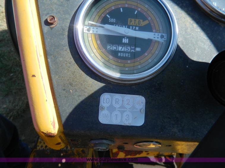 image for item G7958 1964 International 2424 tractor