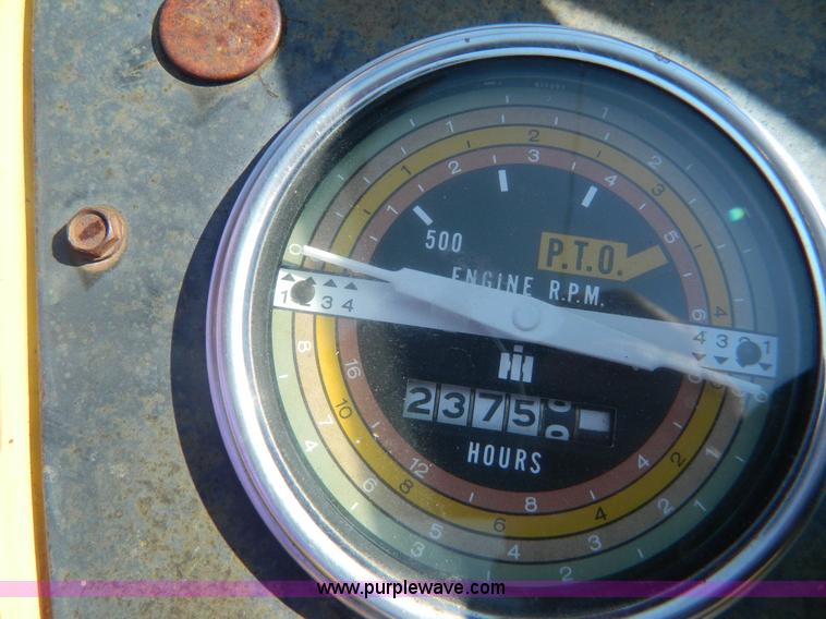 image for item G7958 1964 International 2424 tractor