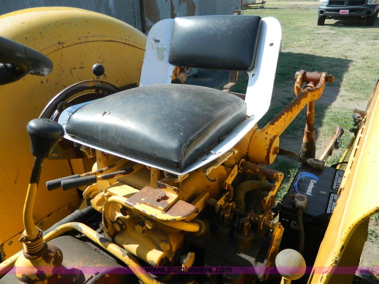 image for item G7958 1964 International 2424 tractor