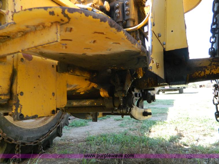 image for item G7958 1964 International 2424 tractor