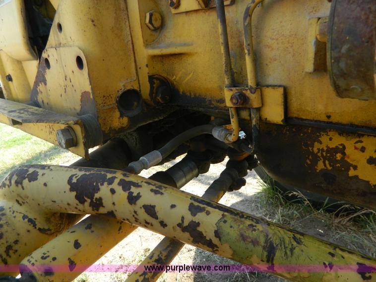 image for item G7958 1964 International 2424 tractor