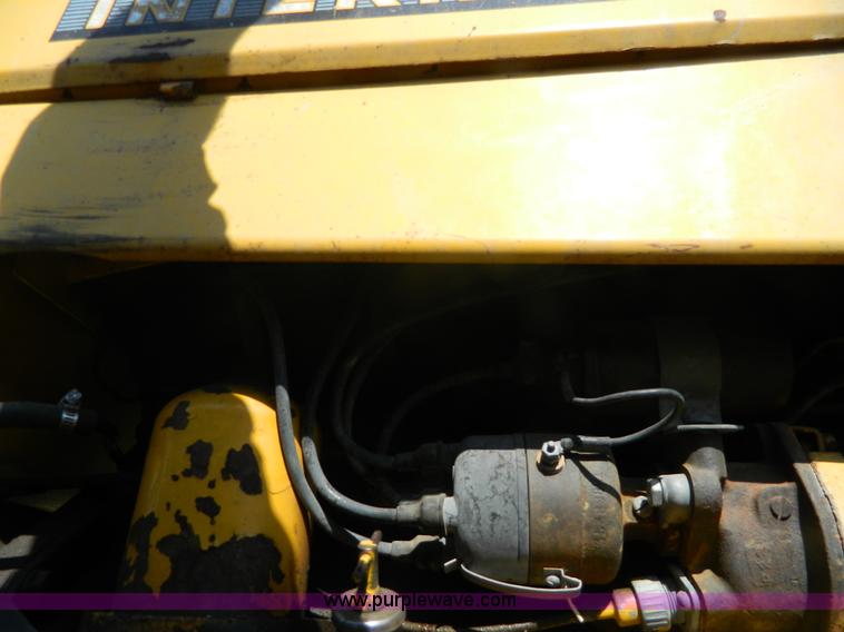 image for item G7958 1964 International 2424 tractor