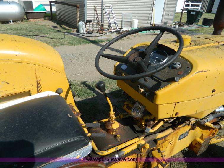 image for item G7958 1964 International 2424 tractor