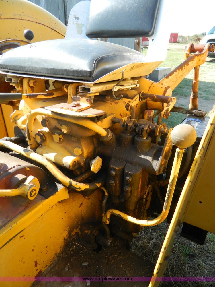 image for item G7958 1964 International 2424 tractor