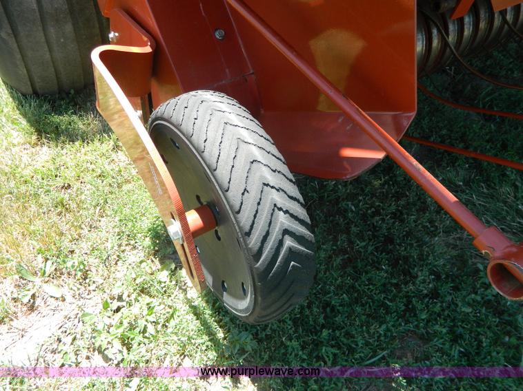 image for item G7959 2004 Hesston 956A round baler