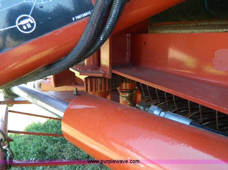 image for item G7959 2004 Hesston 956A round baler