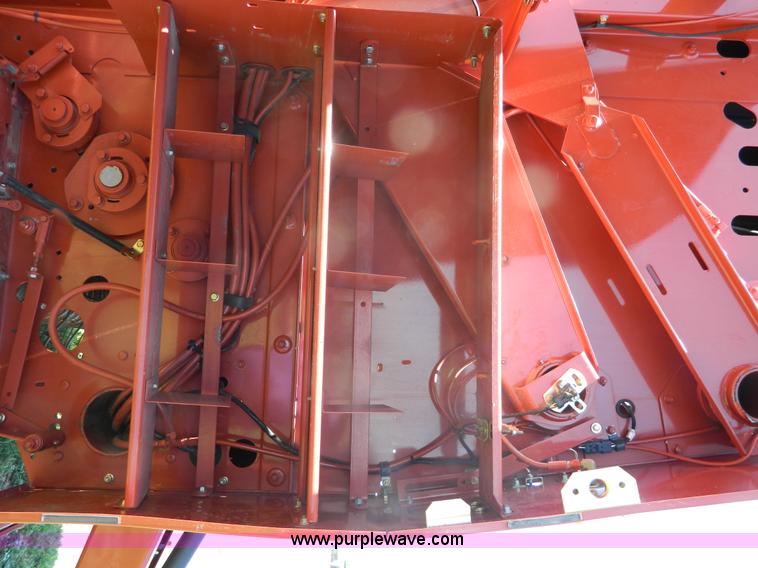 image for item G7959 2004 Hesston 956A round baler