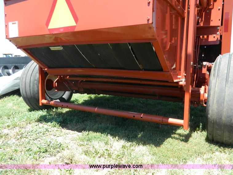 image for item G7959 2004 Hesston 956A round baler