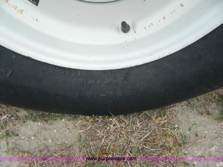 image for item G7961 2003 Hesston 956A round baler