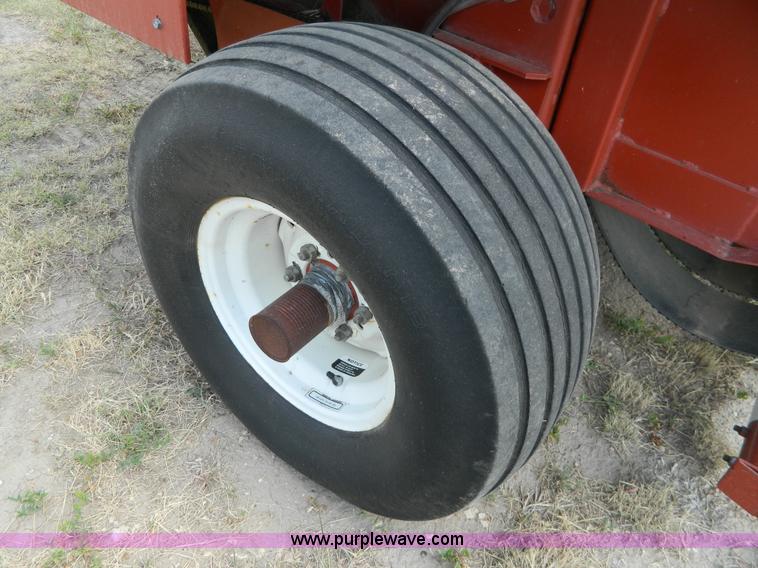 image for item G7962 1992 Hesston 565T round baler