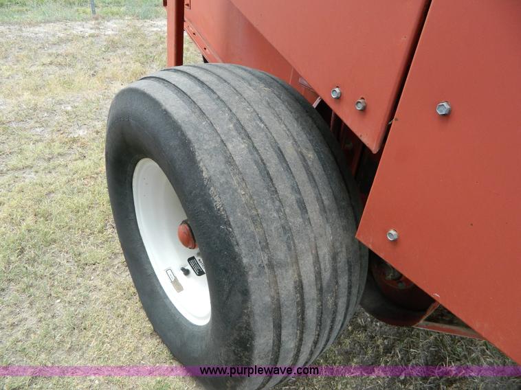 image for item G7962 1992 Hesston 565T round baler