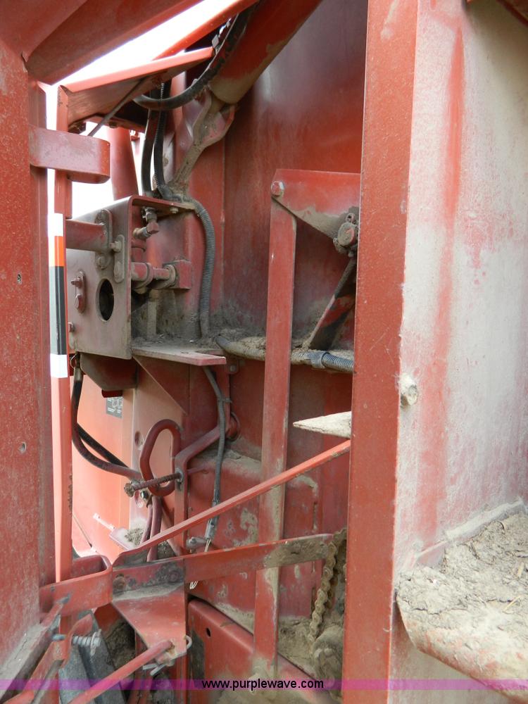 image for item G7962 1992 Hesston 565T round baler