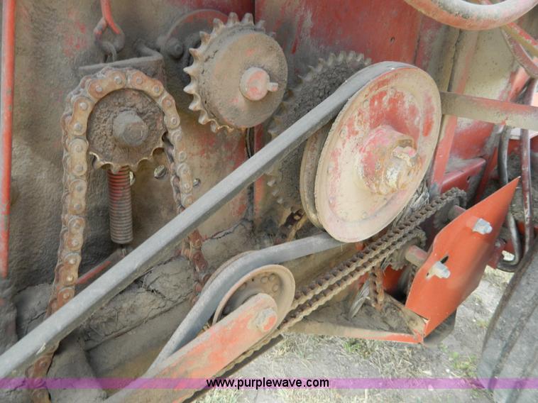 image for item G7962 1992 Hesston 565T round baler