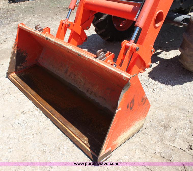 image for item H7374 Kubota M8200 MFWD Utility Special tractor