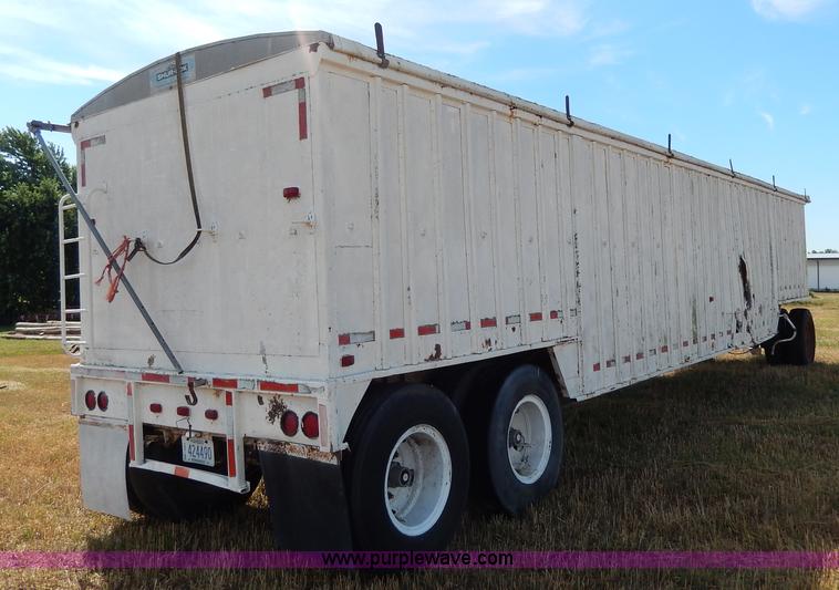 image for item I4400 1974 Fruehauf grain trailer