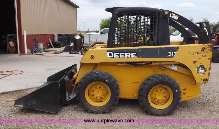 image for item I7694 2005 John Deere 317 skid steer