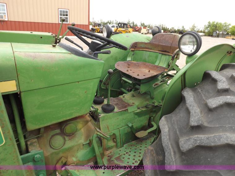 image for item I7695 1969 John Deere 2020 tractor