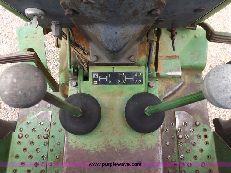 image for item I7695 1969 John Deere 2020 tractor