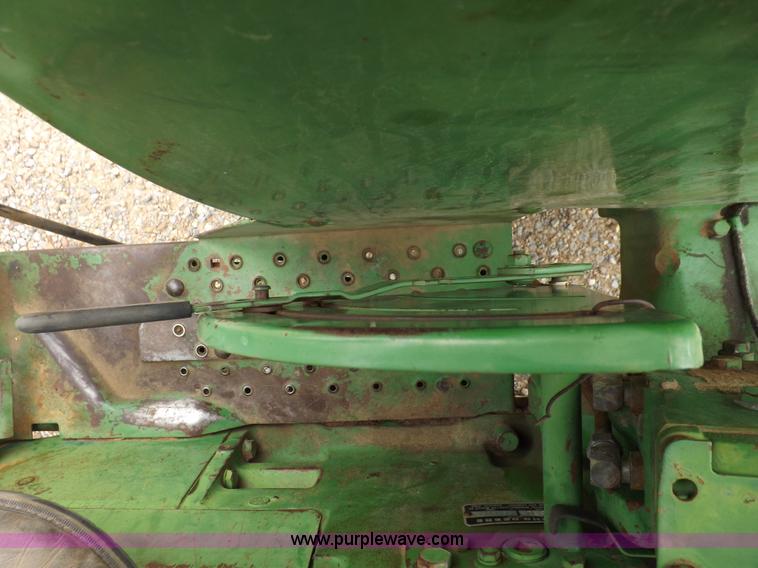 image for item I7695 1969 John Deere 2020 tractor