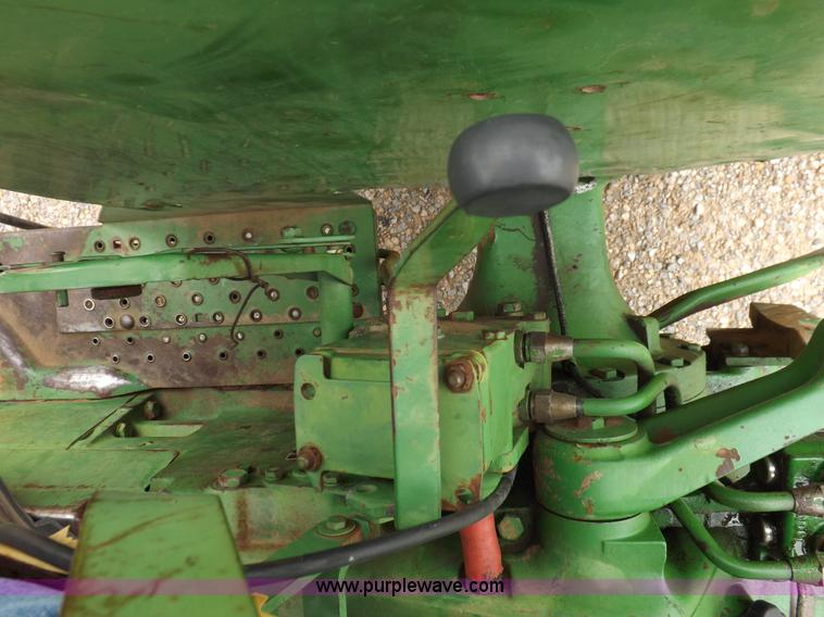 image for item I7695 1969 John Deere 2020 tractor