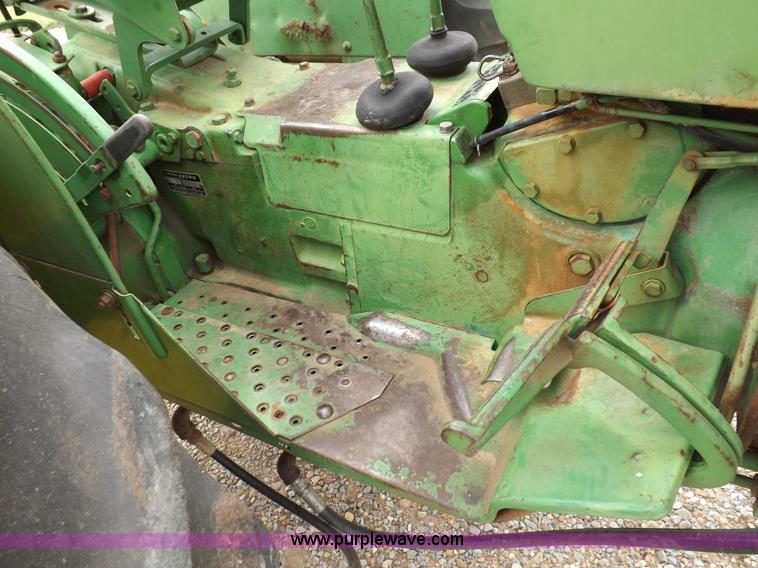 image for item I7695 1969 John Deere 2020 tractor