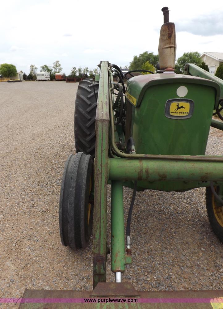 image for item I7695 1969 John Deere 2020 tractor