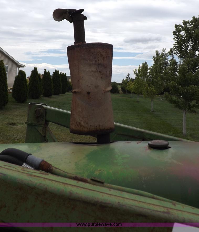 image for item I7695 1969 John Deere 2020 tractor