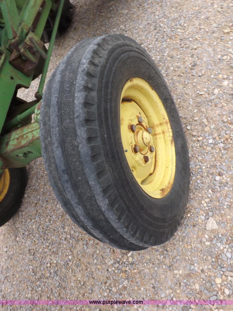 image for item I7695 1969 John Deere 2020 tractor