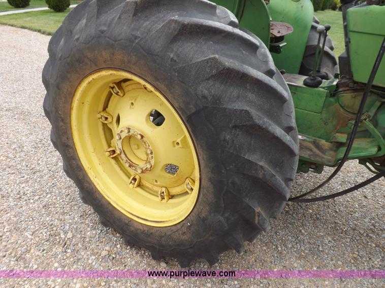 image for item I7695 1969 John Deere 2020 tractor