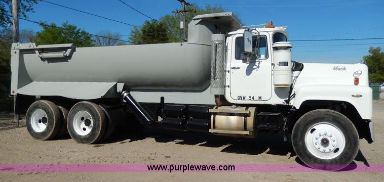 image for item D8169 1986 Mack RS686LS barrel dump truck