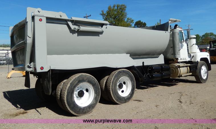 image for item D8169 1986 Mack RS686LS barrel dump truck