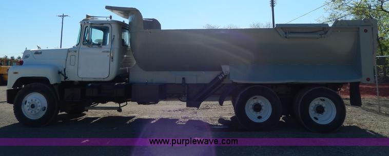 image for item D8169 1986 Mack RS686LS barrel dump truck