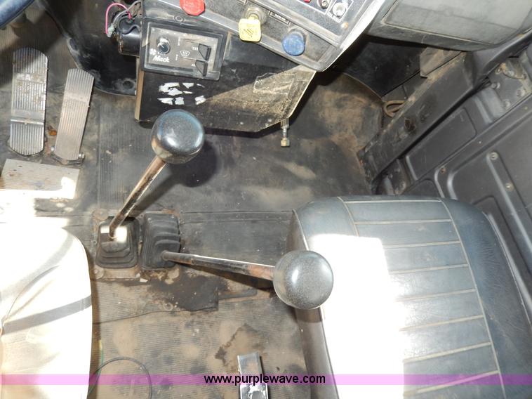 image for item D8169 1986 Mack RS686LS barrel dump truck