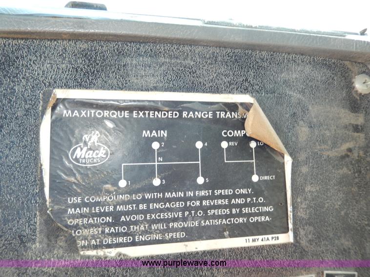 image for item D8169 1986 Mack RS686LS barrel dump truck