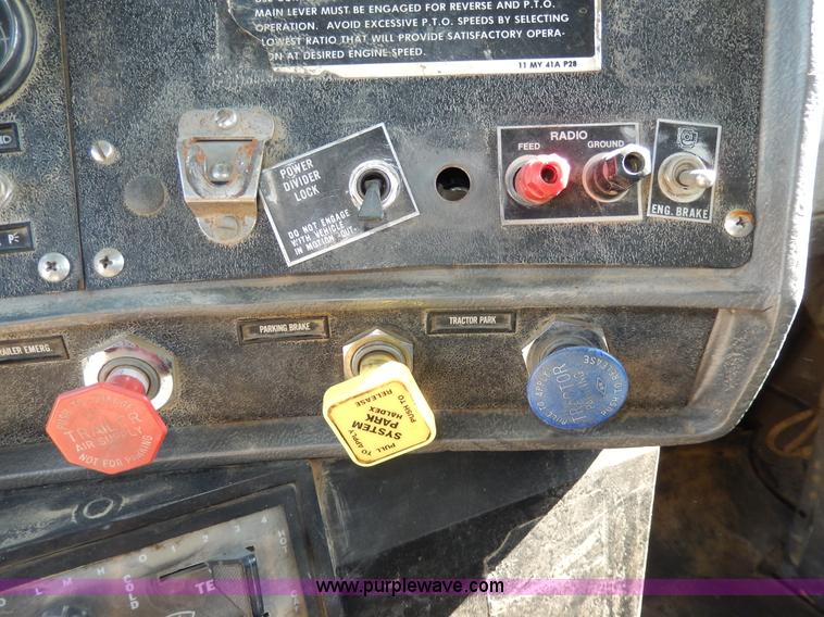 image for item D8169 1986 Mack RS686LS barrel dump truck