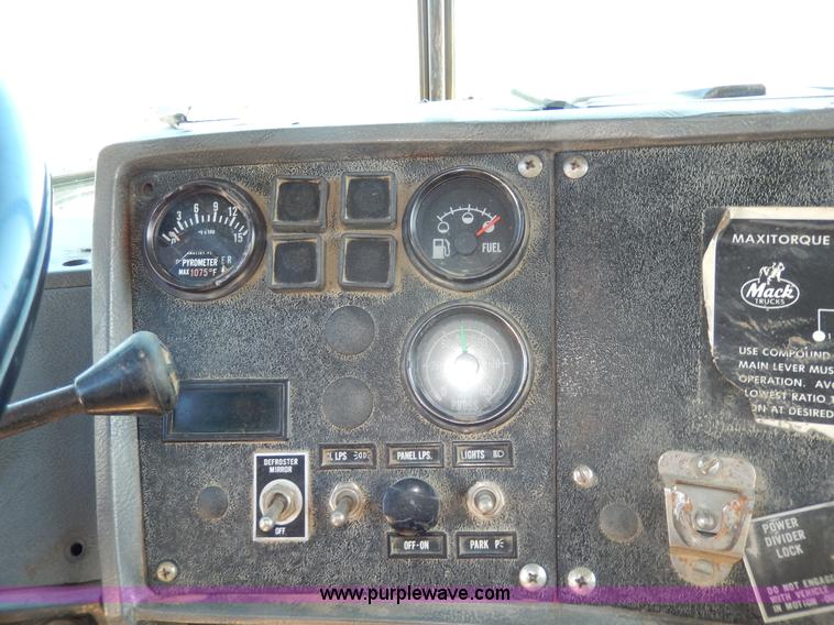 image for item D8169 1986 Mack RS686LS barrel dump truck