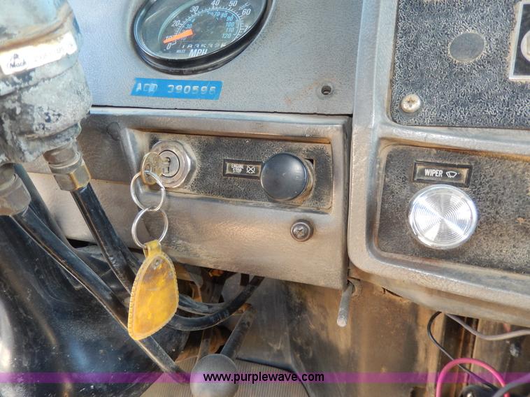 image for item D8169 1986 Mack RS686LS barrel dump truck