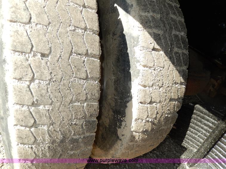 image for item D8169 1986 Mack RS686LS barrel dump truck