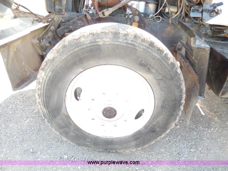 image for item D8169 1986 Mack RS686LS barrel dump truck