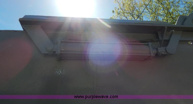 image for item D8169 1986 Mack RS686LS barrel dump truck