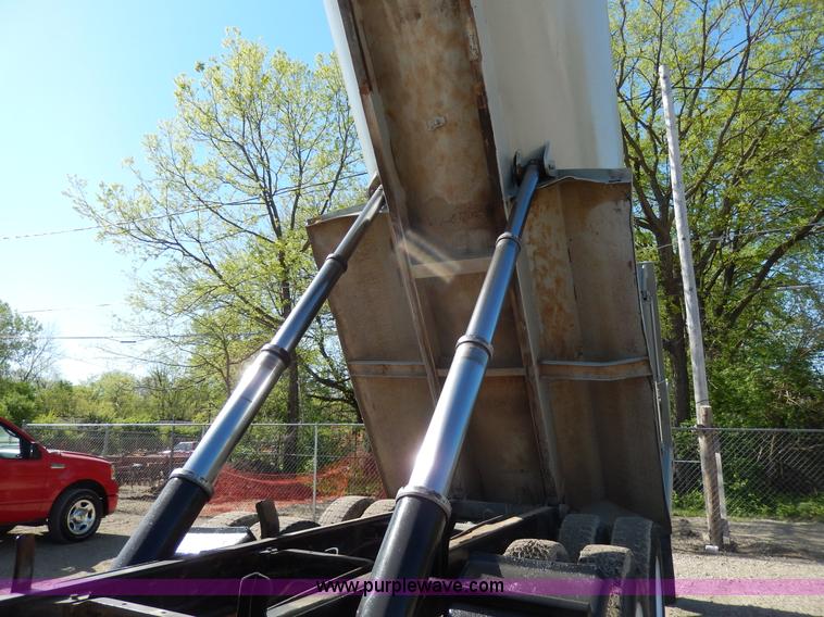 image for item D8169 1986 Mack RS686LS barrel dump truck