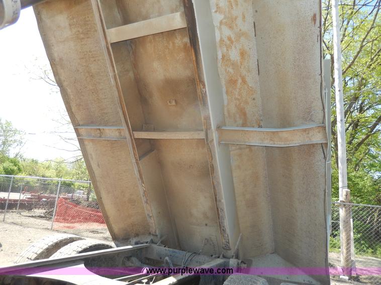 image for item D8169 1986 Mack RS686LS barrel dump truck