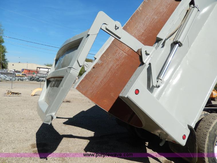 image for item D8169 1986 Mack RS686LS barrel dump truck